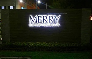ป้ายตัวอักษรซ่อนไฟแอลอีดีหน้าบริษัท MERRY อมตะซิตี้